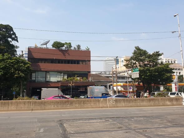 ที่ดิน พร้อมอาคาร 